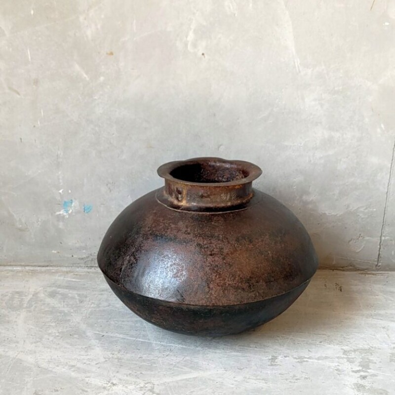 METAL JUG DECORATION
