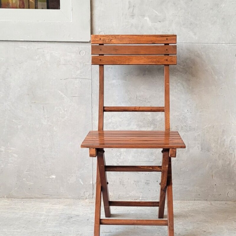 FOLDABLE WOODEN CHAIR