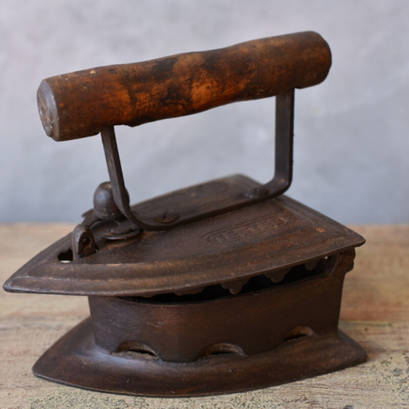 RETRO IRON